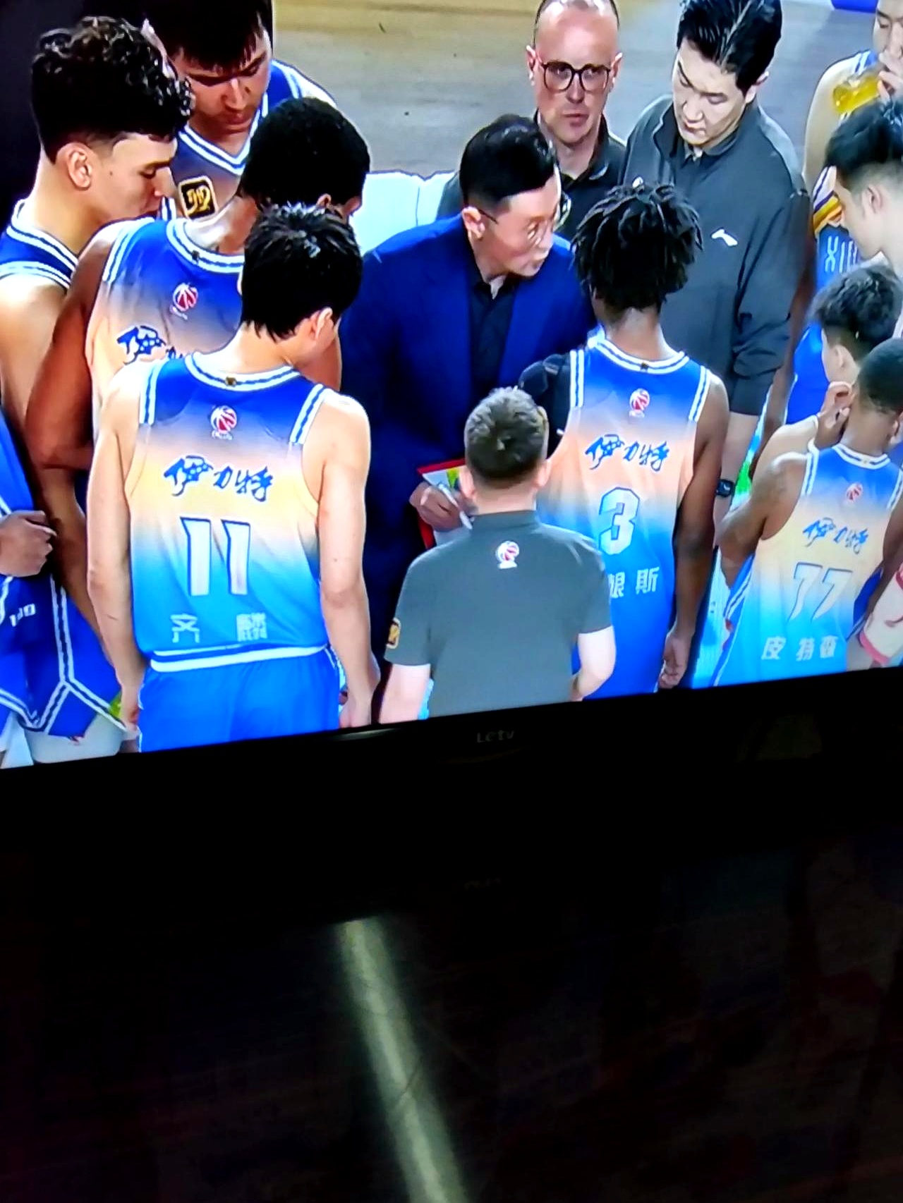 PG平台-新疆球员用力猛攻，多次突破对手防线取得进球